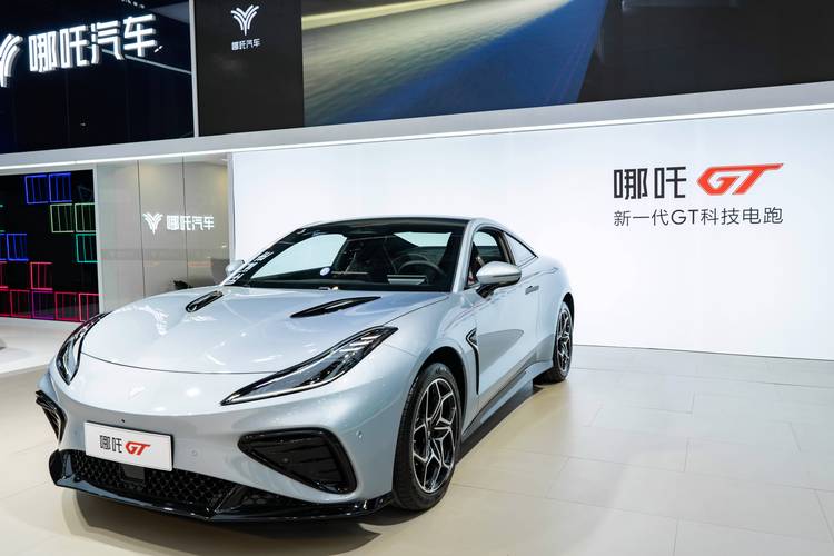 东莞27哪吒汽车在智能汽车领域的表现，领途汽车在新能源汽车市场中的影响力